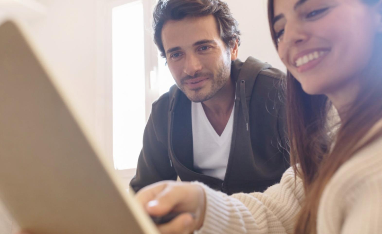 Financial consultation session focusing on calendar-based budgeting